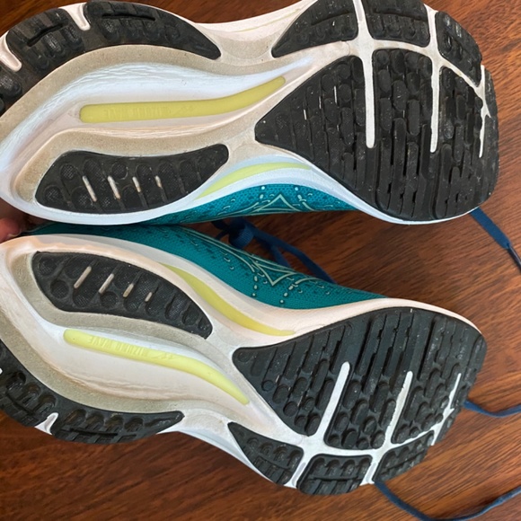 Mizuno Wave Runner Running Shoes - Picture 2 of 3